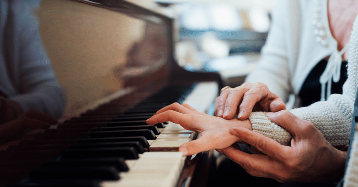 Play Easy Piano Songs with just One Hand: Beginner Piano Book